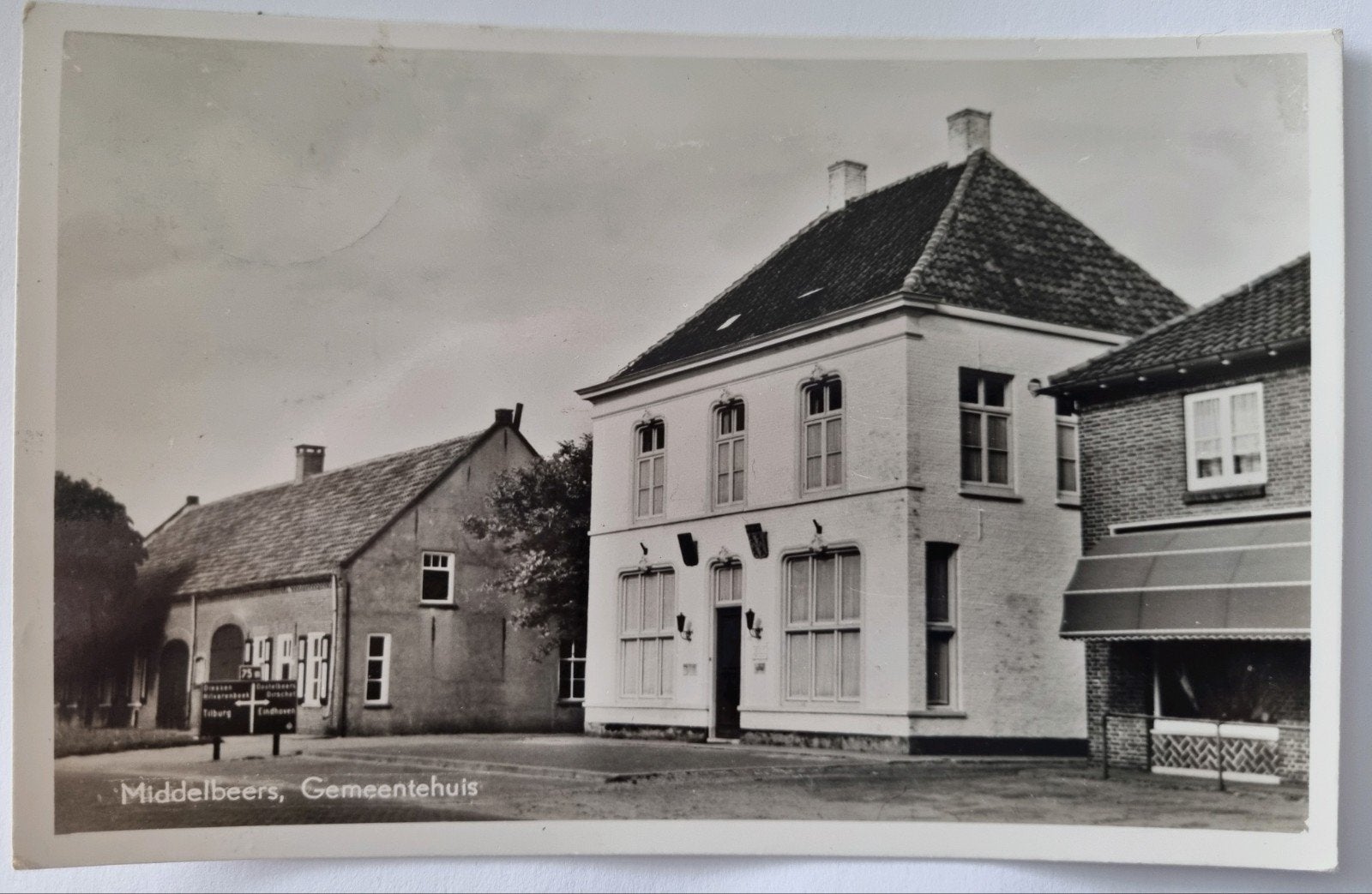 Oude Ansichtkaart Middelbeers - Gemeentehuis - Kaartnr. B454, Ophalen of Verzenden, 1940 tot 1960, Gelopen, Noord-Brabant