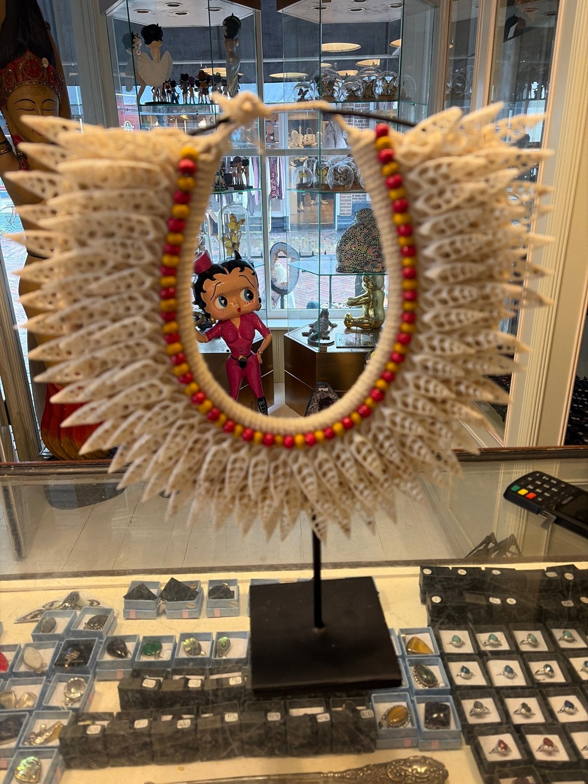 Unieke schelpenketting met rode en gele kralen, Antiek en Kunst, Ophalen of Verzenden