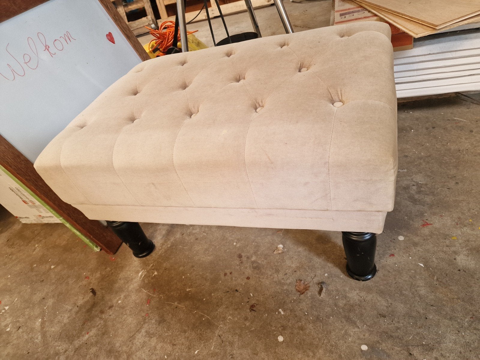 Stijlvolle beige poef met knopen, Ophalen, Gebruikt, 50 tot 75 cm, Stof