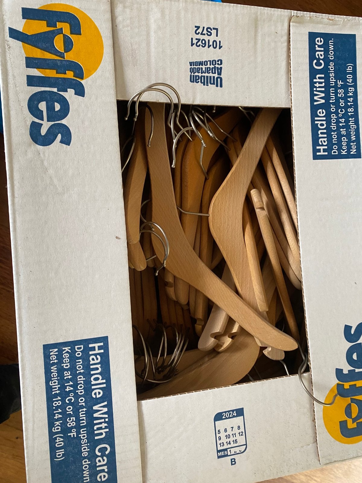 Bananendoos vol kinderkleding hangers, Ophalen, Zo goed als nieuw, Hout, Kinderen