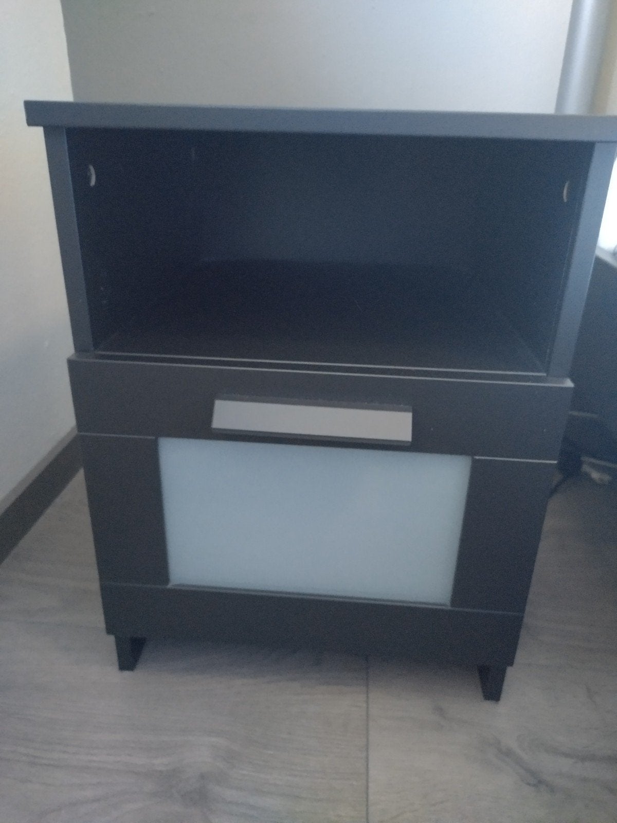 2 zwarte nachtkastjes met melkwit plexiglas ladefront, Kunststof, Gebruikt, Minder dan 45 cm, Ophalen of Verzenden