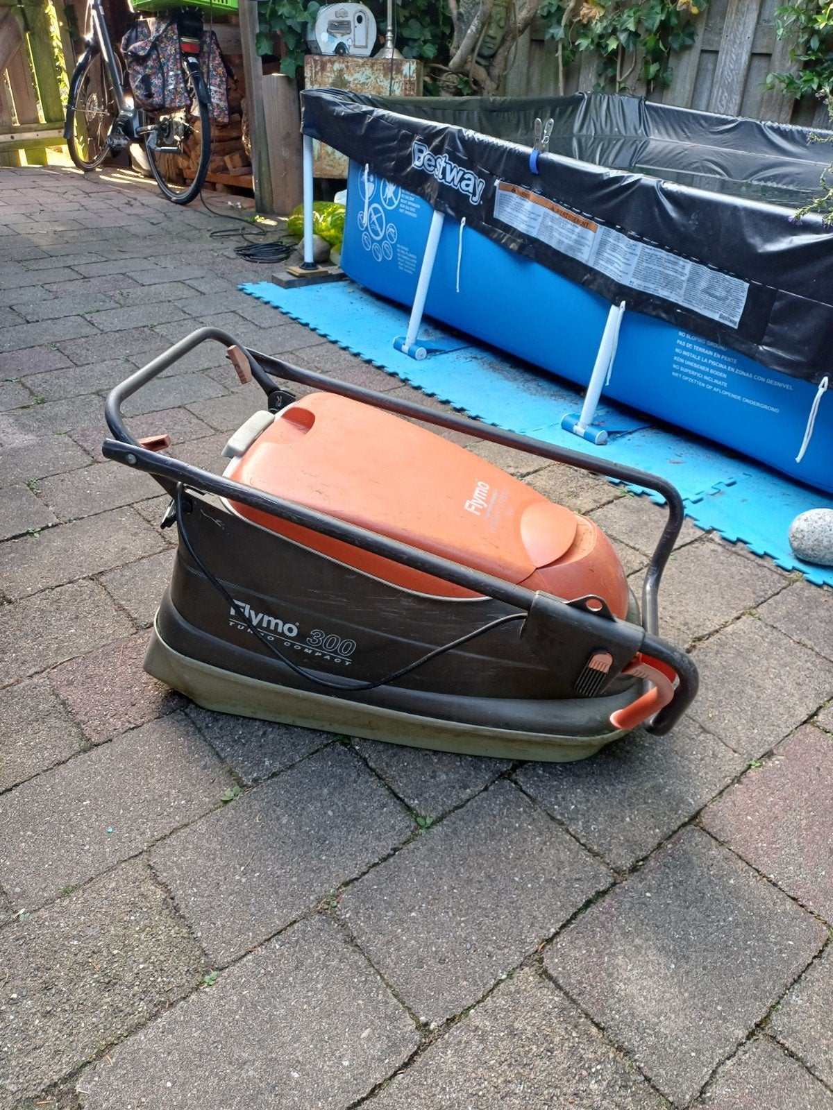 T.E.A.B.  Flymo 300 Turbo Compact Elektrische Zweefmaaier, Ophalen, Gebruikt, Elektrische grasmaaier, Flymo