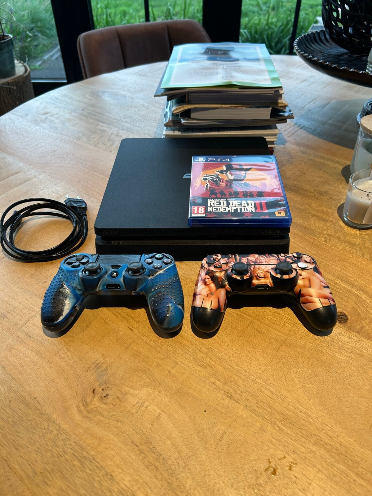 PlayStation 4 Slim 1TB,  2 controllers+Red Dead Redemption 2, Met 2 controllers, Ophalen of Verzenden, 1 TB, Slim