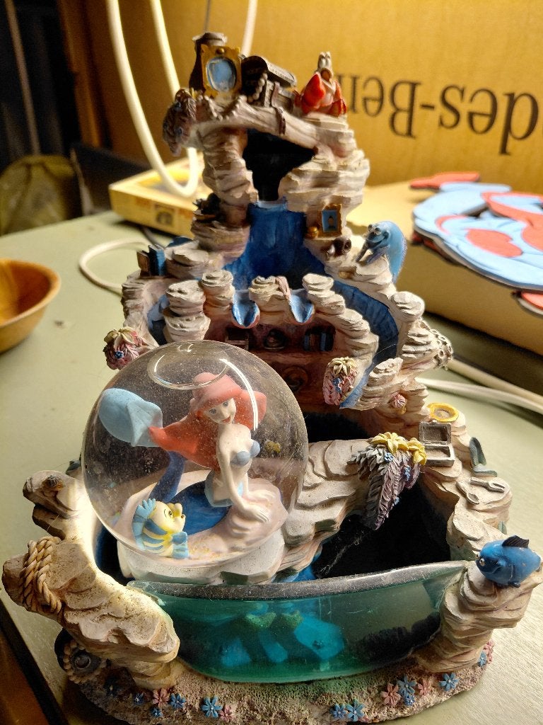 Zeldzame Disney Ariël Kleine Zeemeermin Fontein & Sneeuwbol, Ophalen of Verzenden, Overige figuren, Gebruikt, Beeldje of Figuurtje