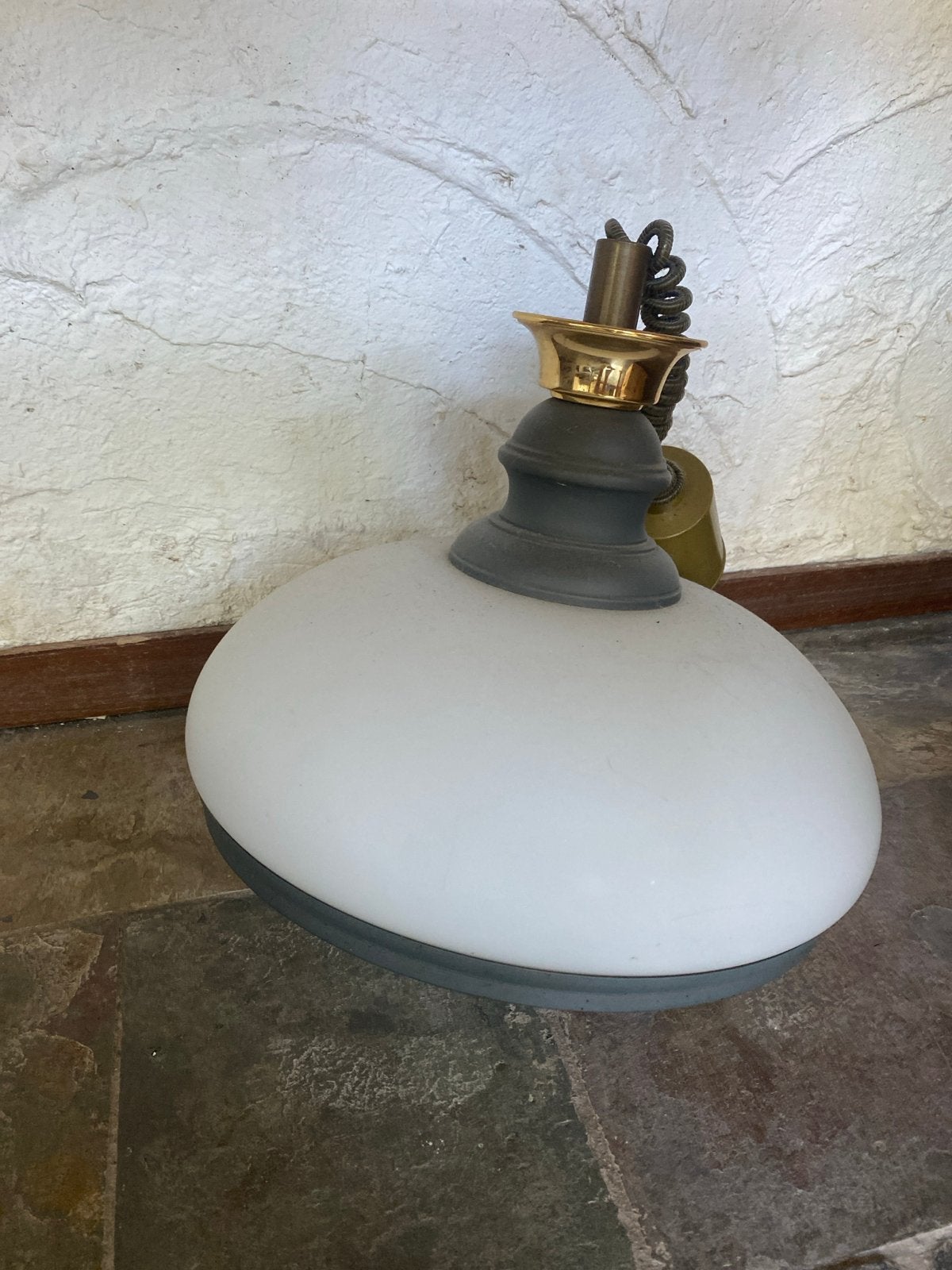 Antieke hanglamp met melkglas en messing accenten, Ophalen of Verzenden