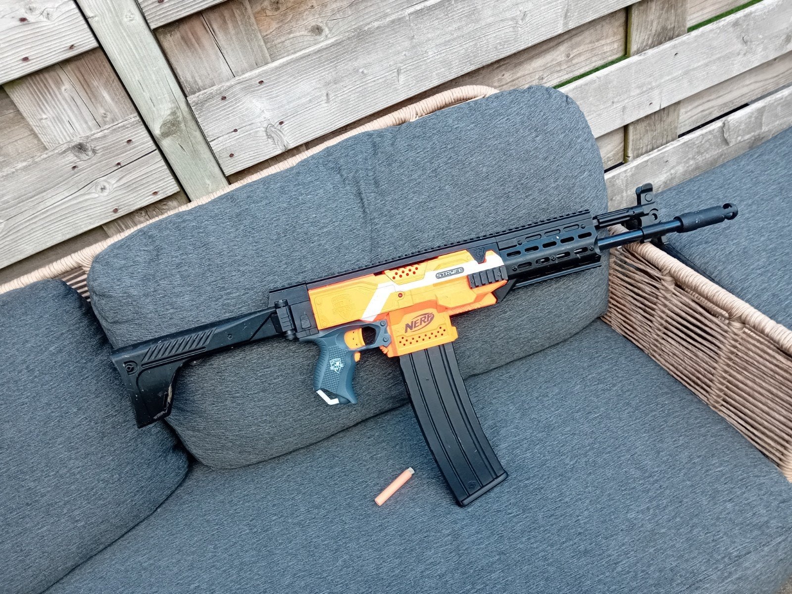 Nerf Stryfe met magazijn en pijltjes, Ophalen of Verzenden, Zo goed als nieuw, Jongen of Meisje