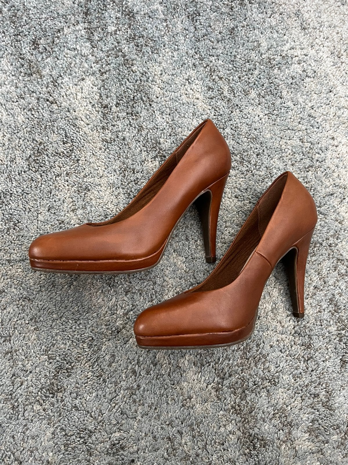 Leren pumps cognac mt 40, naaldhak 9 cm subtiele plateauzool, Kleding | Dames, Schoenen, Ophalen, Zo goed als nieuw, Bruin