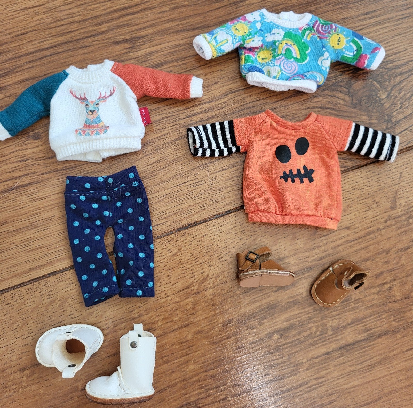 nieuw pakket; bjd 1/8, 2x schoentjes 3x sweater 1x legging, Ophalen of Verzenden, Nieuw, Kleertjes