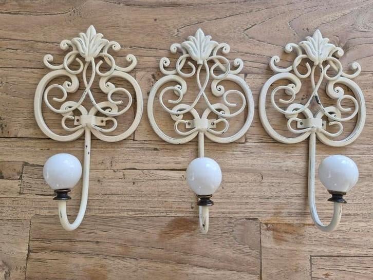 Set van 3 Antieke Crèmekleurige Wandhaken met Porselein, Ophalen of Verzenden, Wandkapstok, Minder dan 100 cm