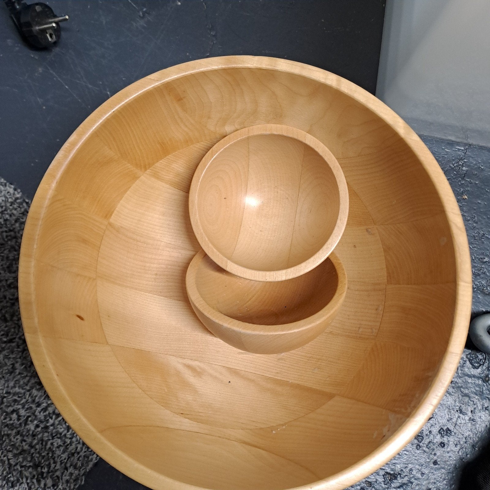 Mooie houten schaal met 2 bakjes, Ophalen, Schaal, Rond, Zo goed als nieuw