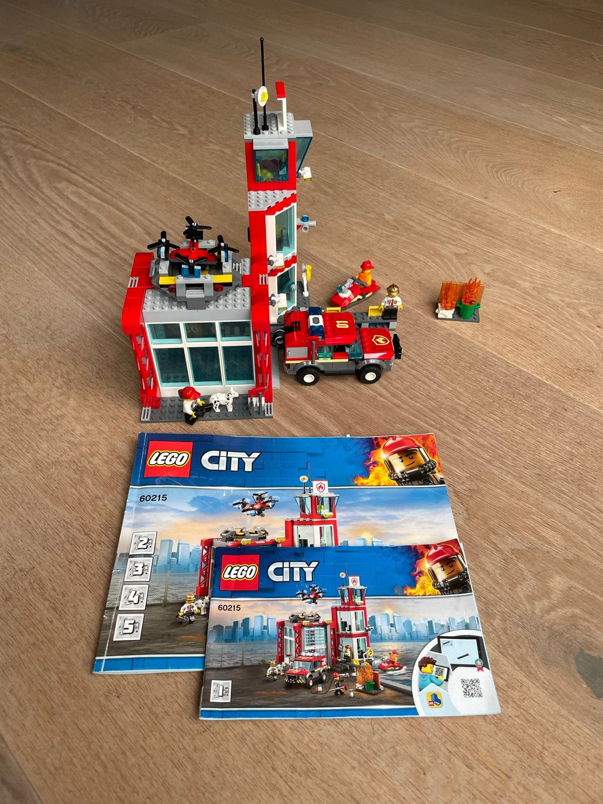 Lego City Brandweerkazerne 60215 met handleidingen, Ophalen of Verzenden, Zo goed als nieuw, Overige merken