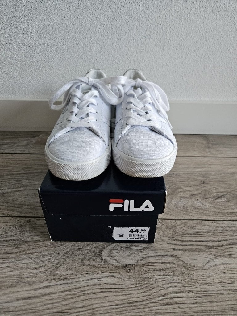witte sneakers met zilver merk FILA maat 39 twv € 45,00, Wit, Ophalen of Verzenden, Fila, Sneakers of Gympen