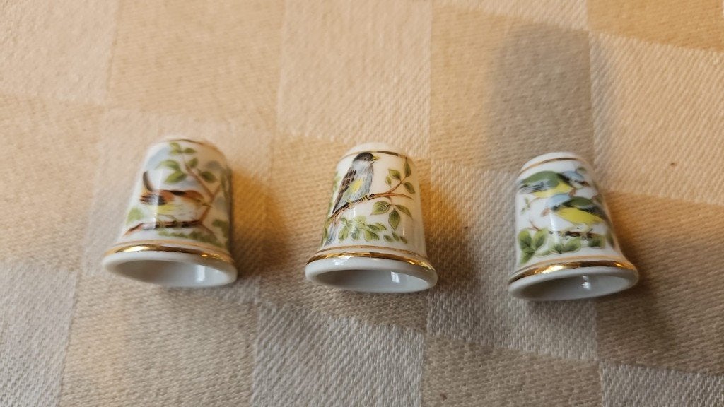 3 vingerhoedjes vinger hoedjes van porselein puntgaaf, Ophalen of Verzenden, Nieuw, Nederland