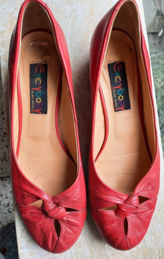 Rode platte lederen schoenen mt 39, Kleding | Dames, Schoenen met lage hakken, Everybody, Ophalen of Verzenden, Gedragen