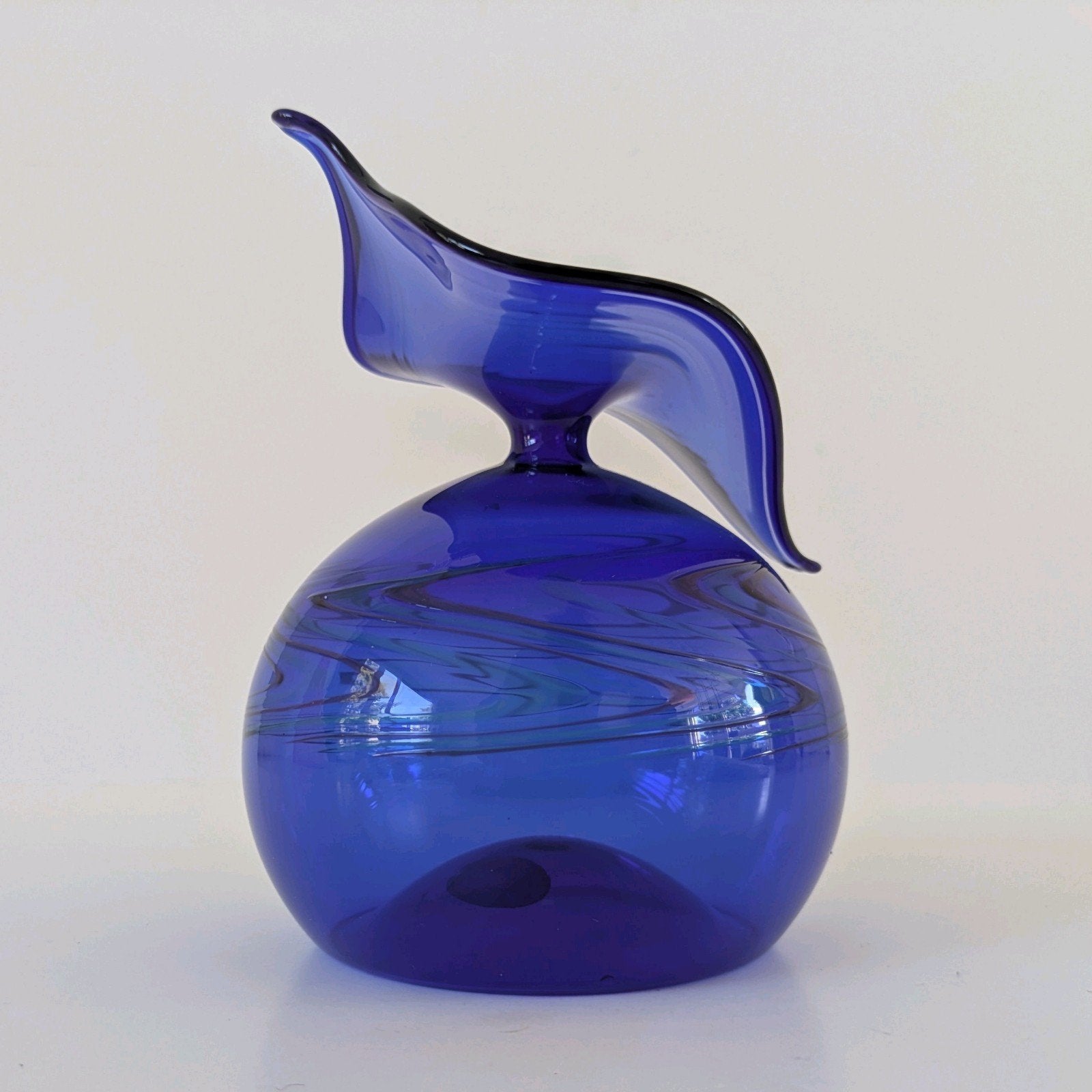 Prachtige mondgeblazen en handgevormde vaas, Ophalen of Verzenden, Blauw, Glas