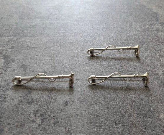 3x wedstrijd plastron speld spelden broche zilver zweep, Ophalen of Verzenden