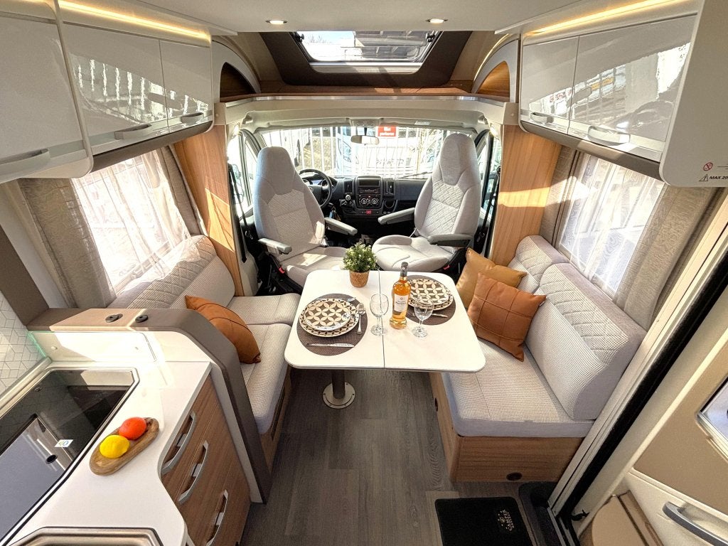 Adria Matrix Plus 670DC QUEENSBED + HEFBED + FACE TO FACE, Ringverwarming, Fiat, 7 tot 8 meter, Bedrijf
