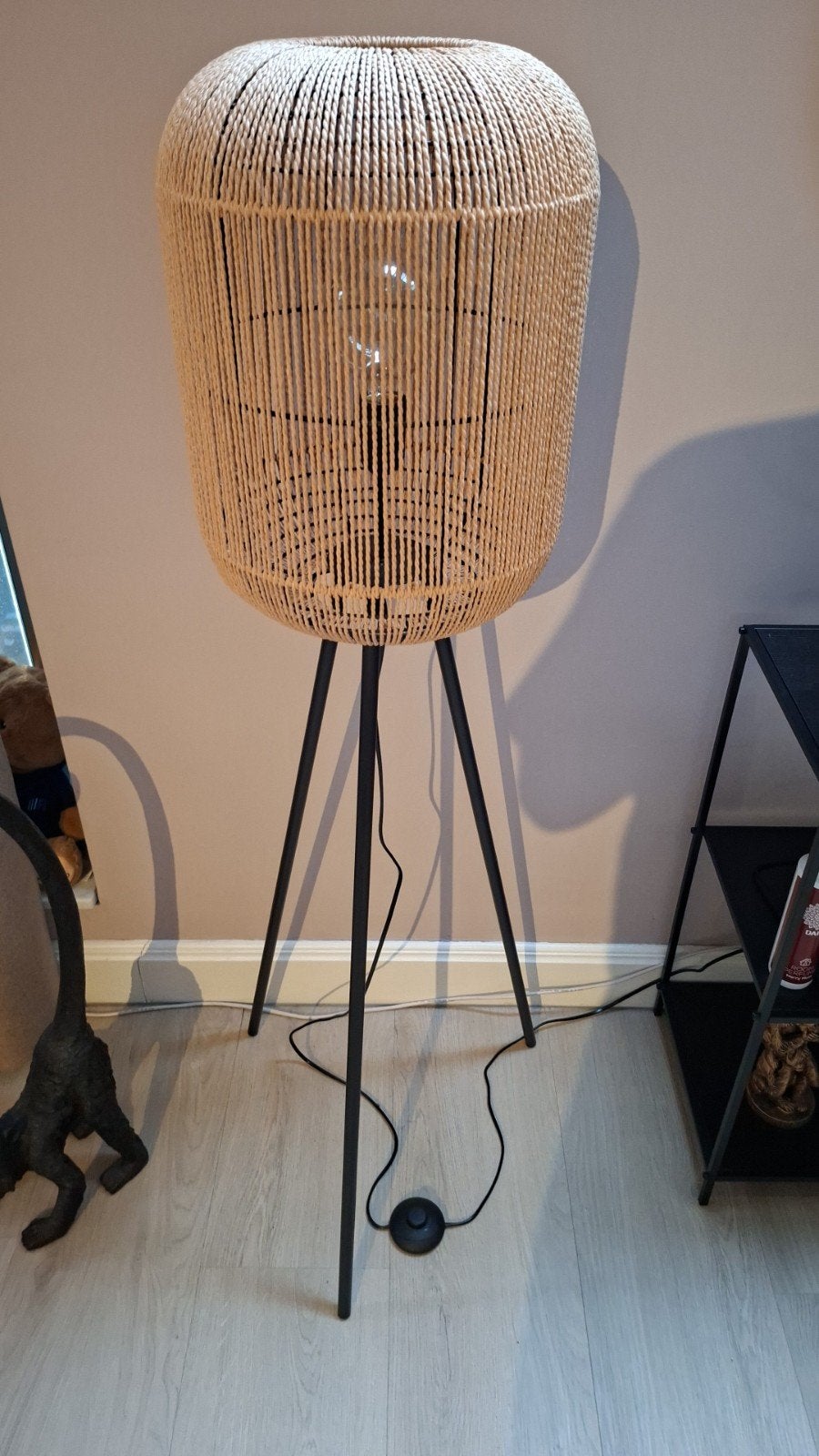 Stijlvolle rotan vloerlamp op driepoot, Huis en Inrichting, Lampen | Vloerlampen, Bohemian, Modern, Scandinavisch, 100 tot 150 cm