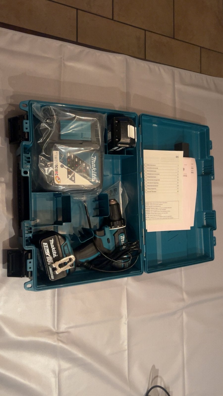 Makita boormachine 2accus en lader nieuw, Doe-het-zelf en Verbouw, Ophalen of Verzenden, Zo goed als nieuw, Boormachine