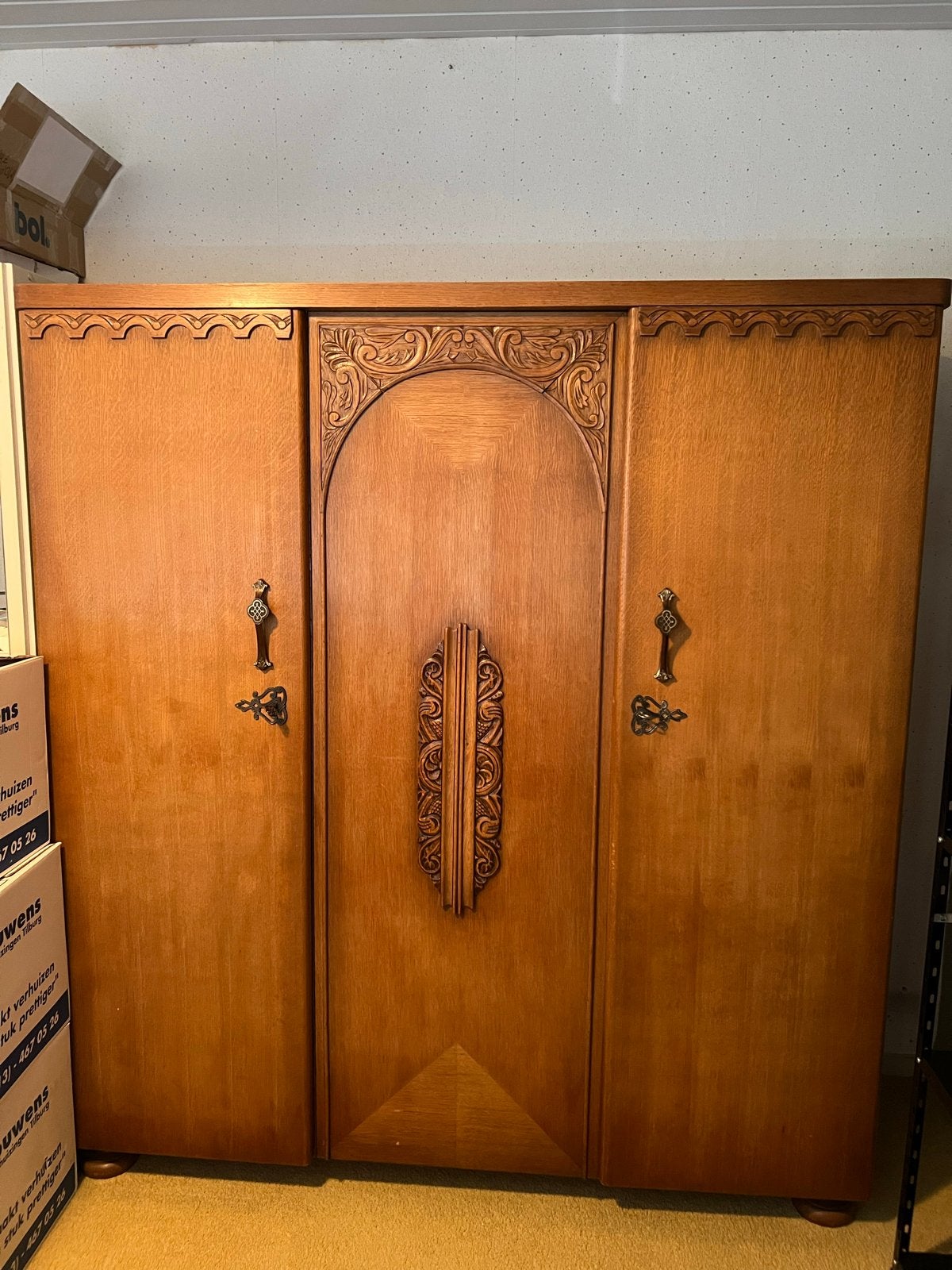 Antieke kledingkast met houtsnijwerk, Ophalen