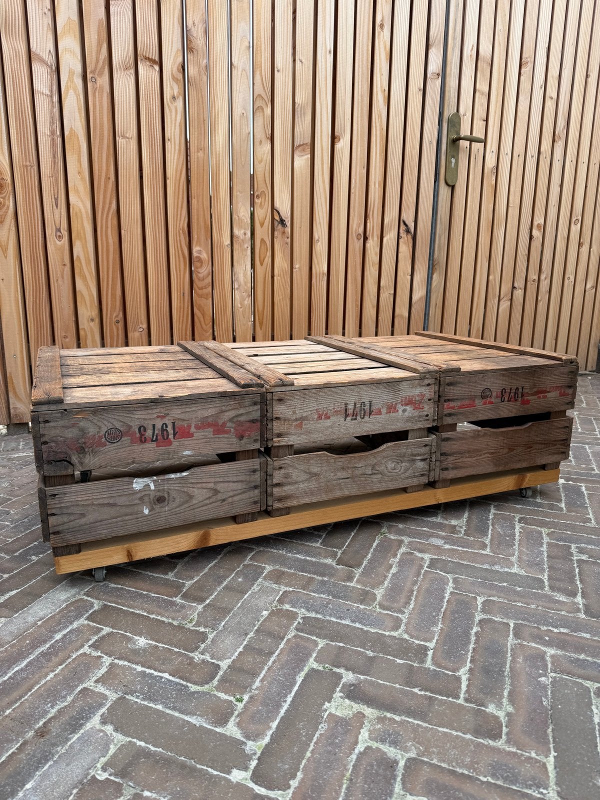 Bijzettafel van appelkistjes op wieltjes, Ophalen, Minder dan 45 cm, Gebruikt, 75 cm of meer