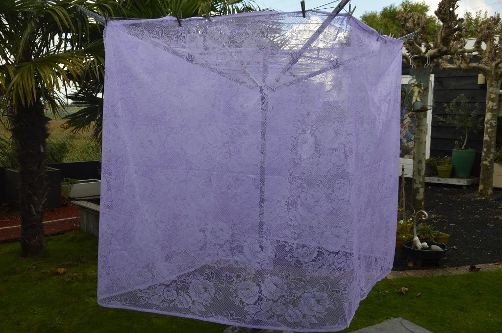 Paarse / lila  stof / voile stof/ kant/ gaasstof met bloemen, 120 cm of meer, Paars, Ophalen of Verzenden, Kant
