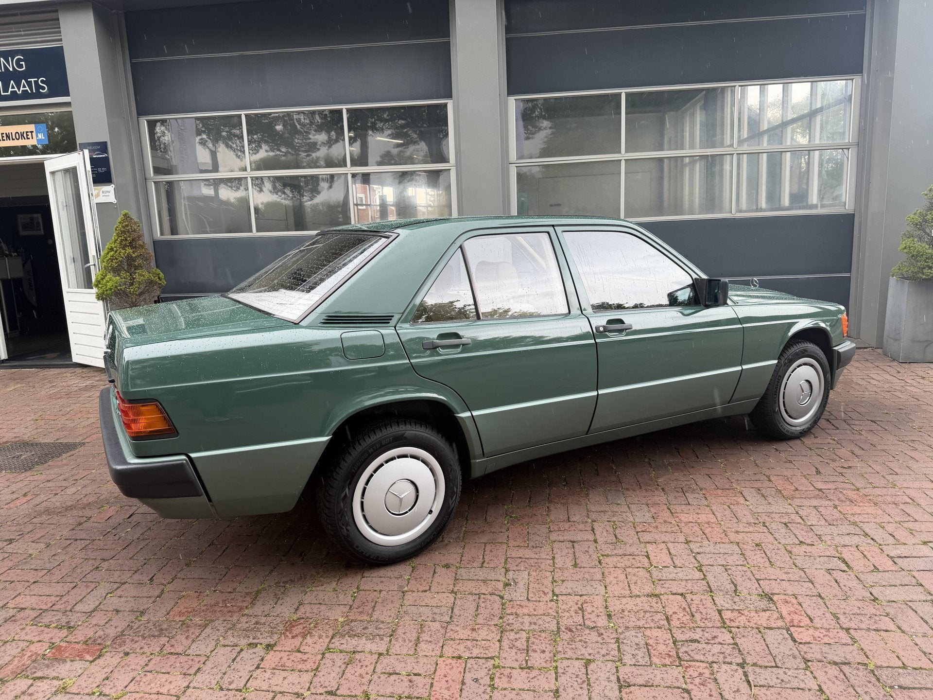 Mercedes-Benz 190 2.0 Bj 1988 Automaat Uniek Schuurvonds moe, Auto's, Oldtimers, Automaat, Dealer onderhouden, Beige, Mercedes-Benz
