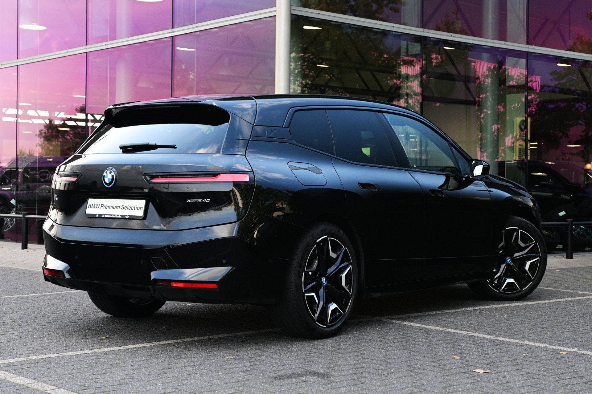 BMW iX xDrive40 / Sportpakket / Panoramadak Sky Lounge / Tre, Auto's, Dealer onderhouden, Gebruikt, Met garantie (alle), Zwart