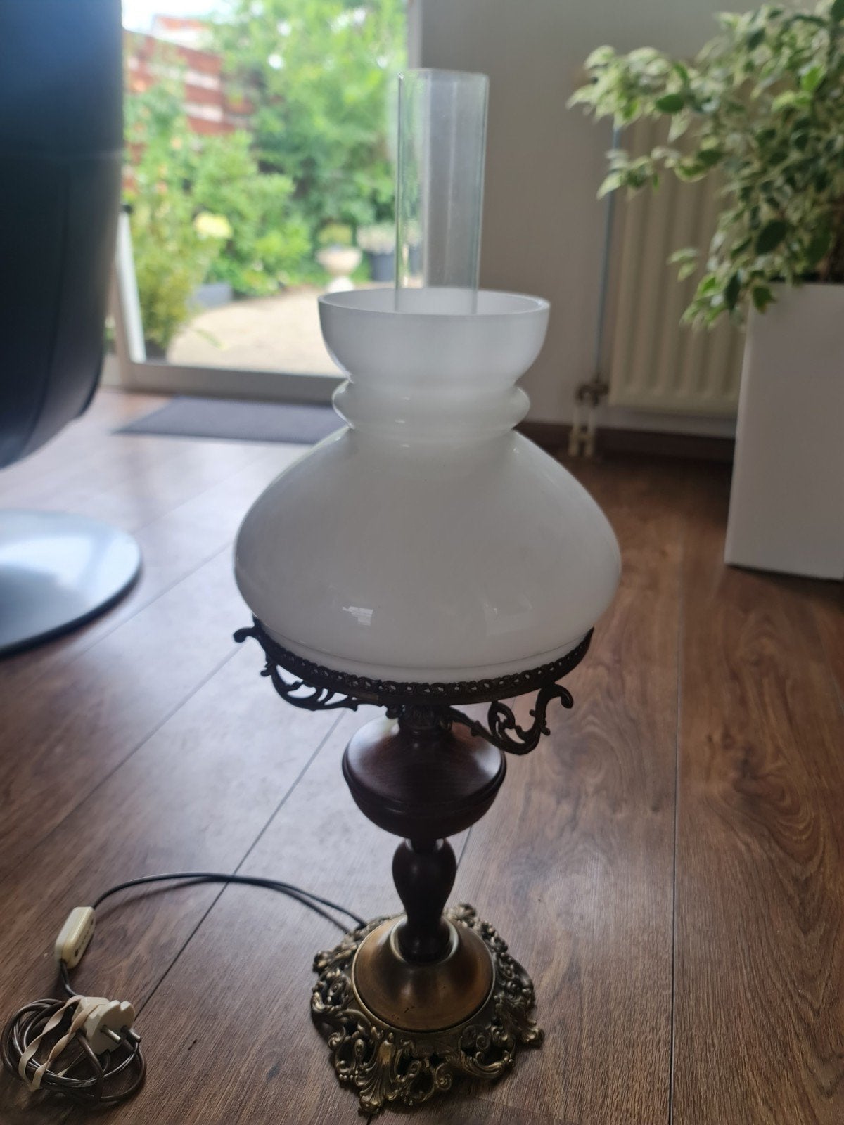 Antieke olielamp stijl tafellamp met melkglas kap, Ophalen of Verzenden