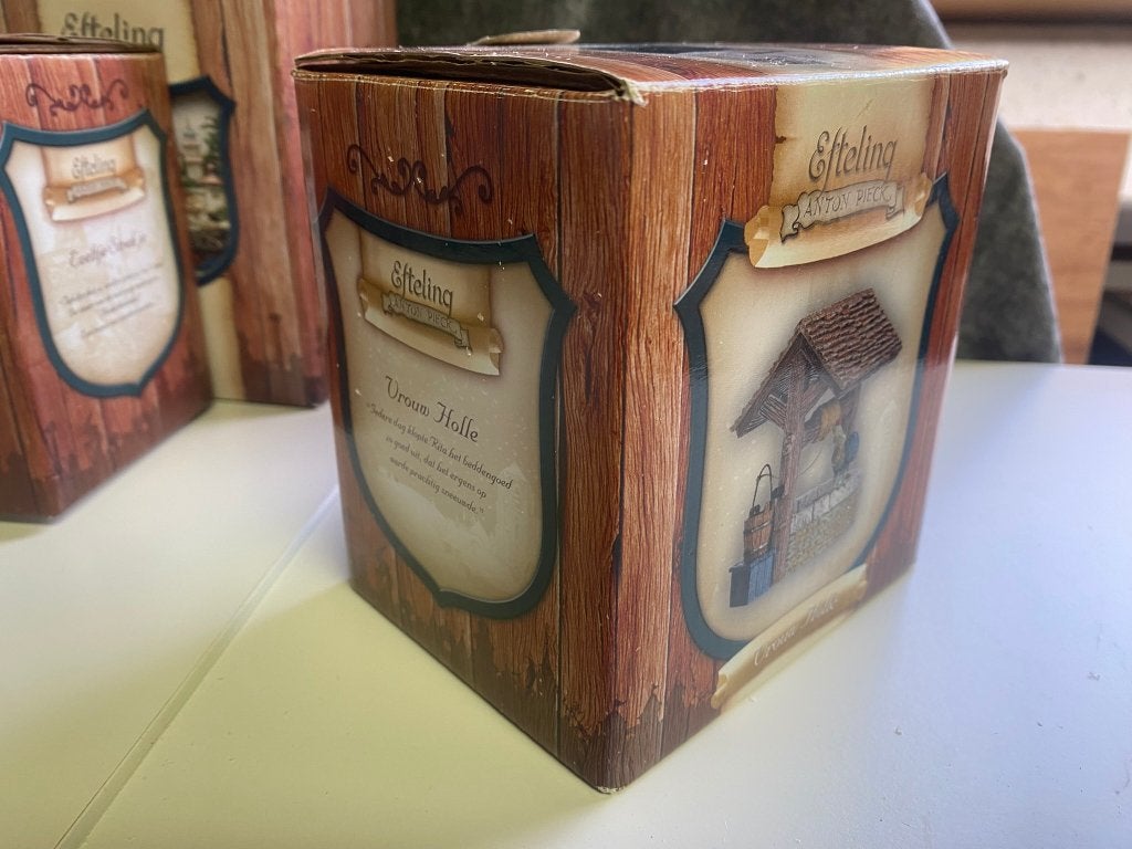 LuVille Efteling miniatuur Waterput Vrouw Holle, Efteling, Info@efteling.com, Ophalen of Verzenden, Beeldje of Poppetje