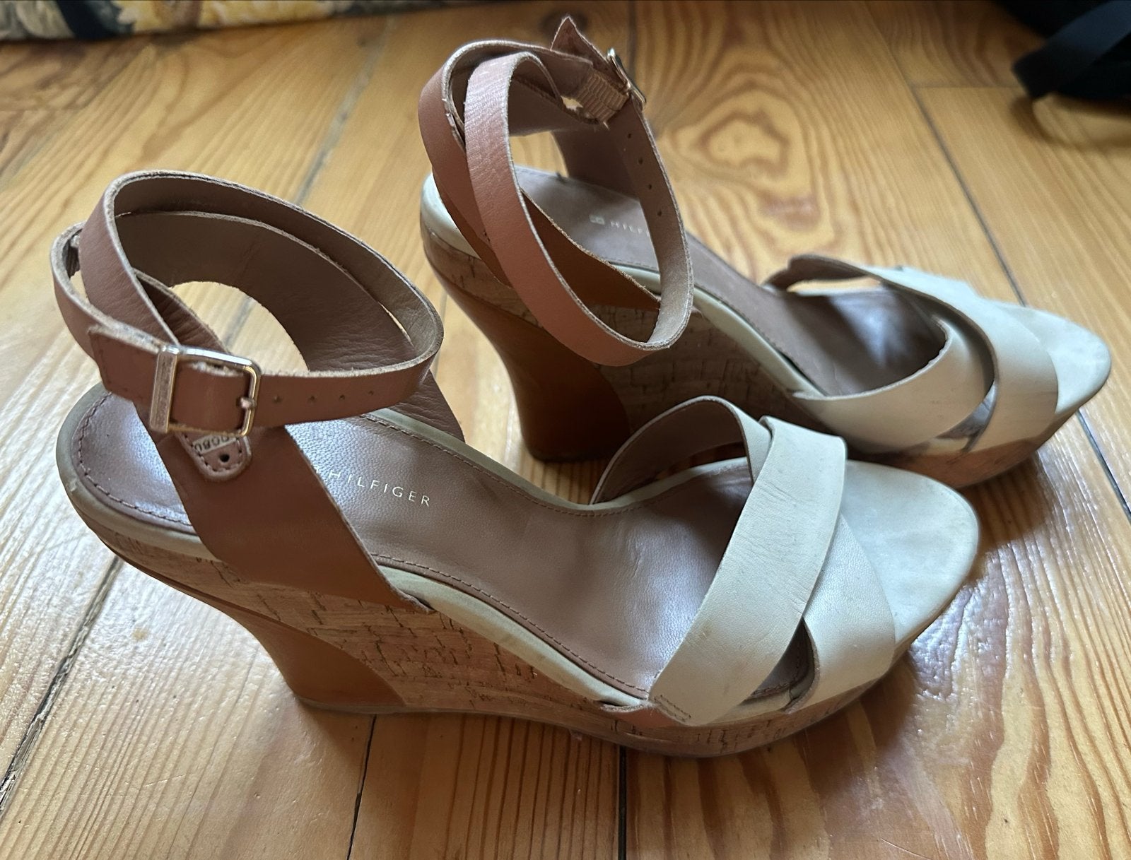 Tommy Hilfiger sleehak sandalen - Beige/Bruin, Beige, Gedragen, Sandalen of Muiltjes, Ophalen of Verzenden