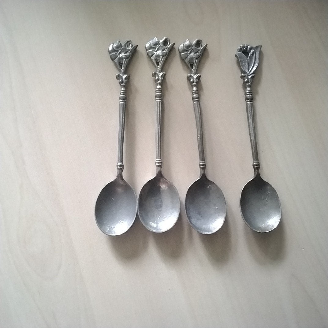 4 tinnen lepeltjes  met bloemen, Antiek en Kunst, Antiek | Tin, Ophalen of Verzenden