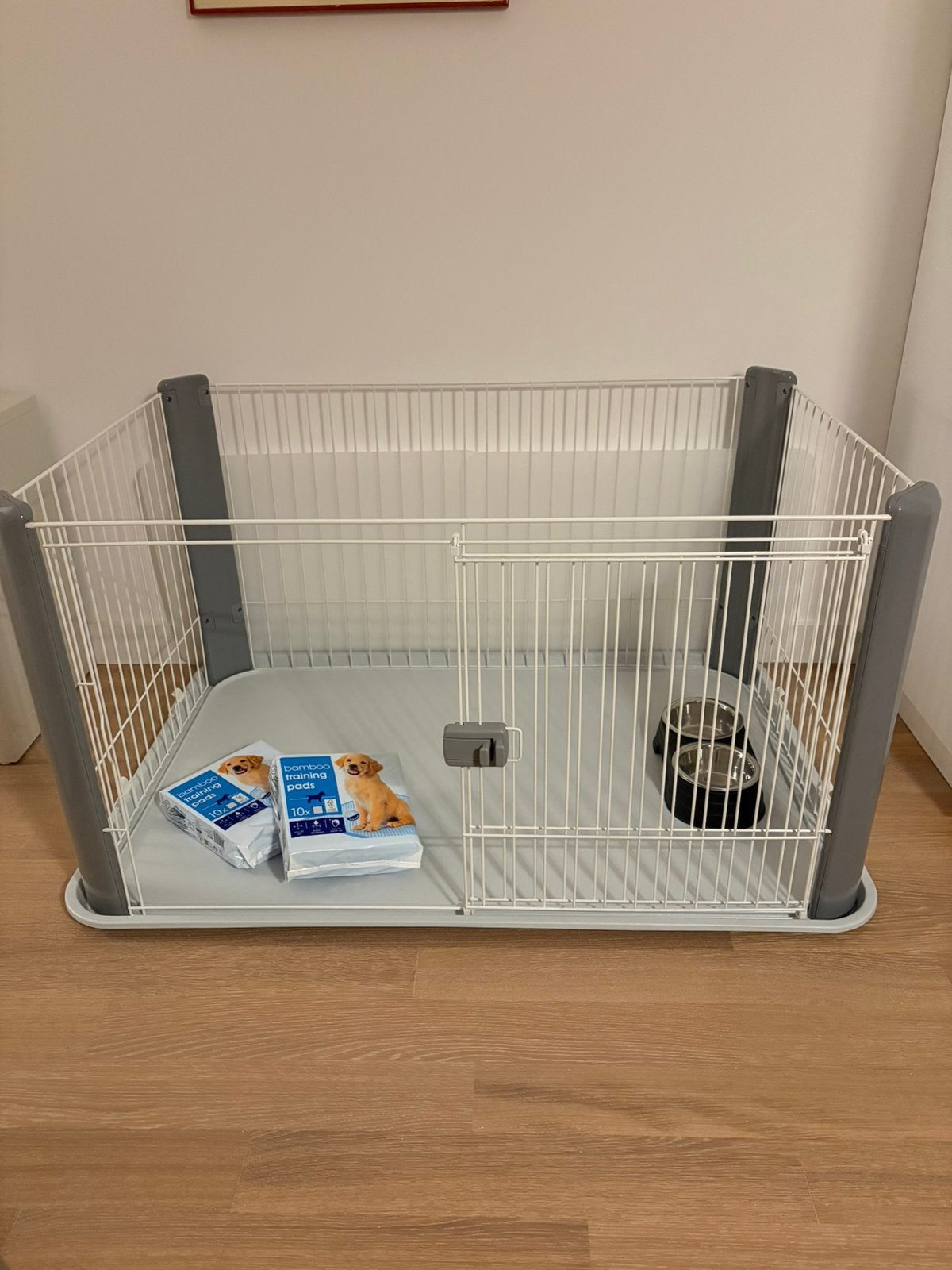 Wit grijze honden bench zo goed als nieuw, Dieren en Toebehoren, Ophalen, 110 cm of meer, Minder dan 65 cm, Hondenhok