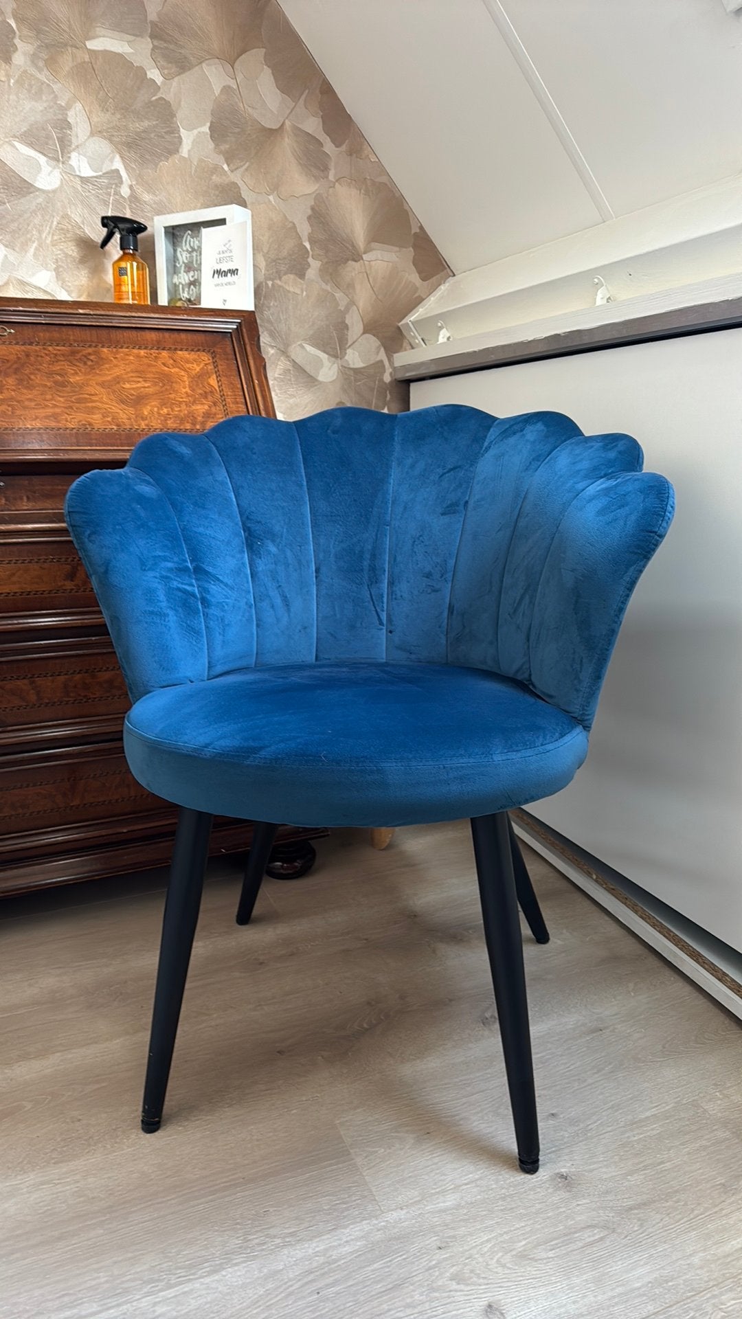Blauwe fluwelen schelp stoel, Huis en Inrichting, Fauteuils, Ophalen, Zo goed als nieuw, 75 tot 100 cm, 50 tot 75 cm