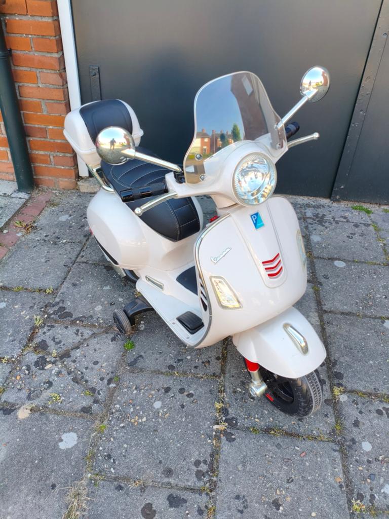 Elektrische kinder Vespa scooter met topkoffer, Ophalen, Zo goed als nieuw, Overige maten