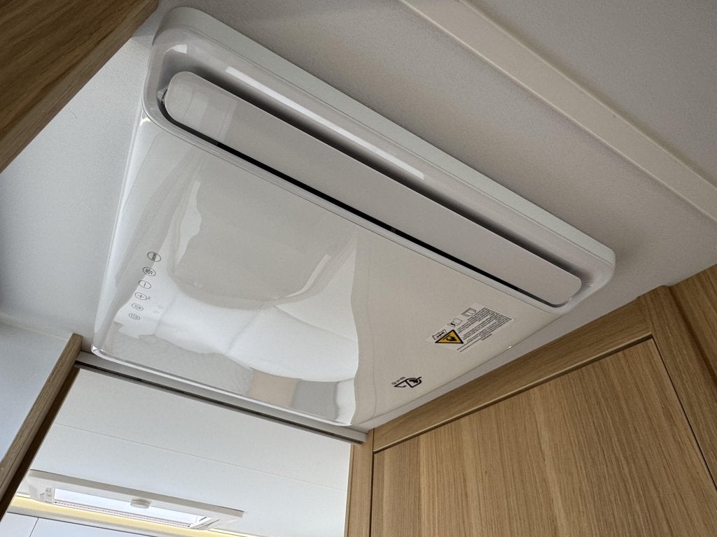 Foto 21 van Adria Matrix Plus 670 DL Automaat Lithium Airco Omvormer