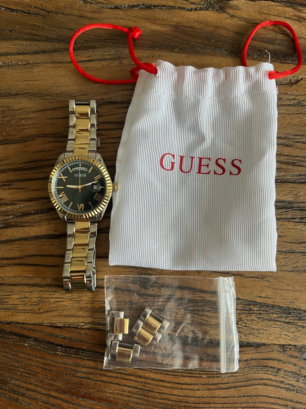 Guess Luna Horloge Zilver Goud Groene Wijzerplaat, Sieraden, Tassen en Uiterlijk, Horloges | Dames, Gebruikt, Guess, Polshorloge