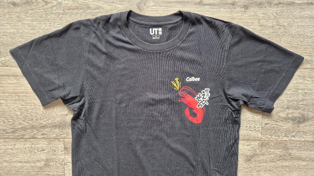 Collectors item van Uniqlo! Zwart CALBEE t shirt zgan maat S, Kleding | Heren, T-shirts, Zo goed als nieuw, Maat 46 (S) of kleiner