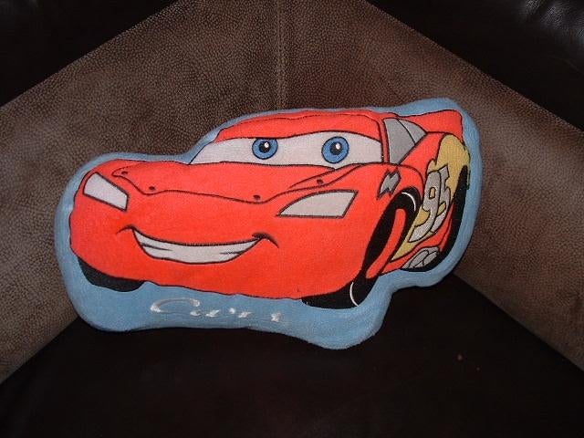 CARS KNUFFEL KUSSEN VELOURS GRIJS MET RODE/GELE AUT, Kinderen en Baby's, Speelgoed | Knuffels en Pluche, Ophalen of Verzenden