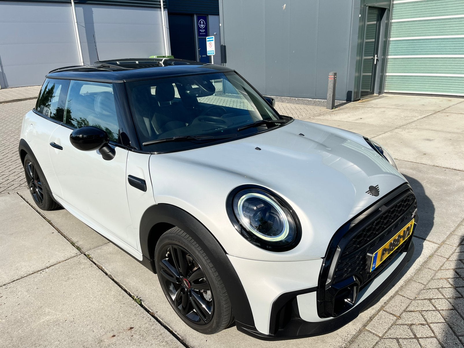 Mini Cooper 3-deurs | Panorama dak | JCW pack | automaat, Auto's, Mini, 136 pk, Zwart, 4 stoelen, Lane Keeping Assist