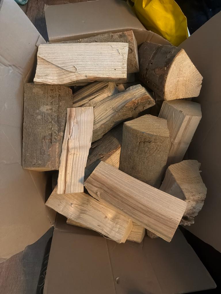 Verhuisdoos vol met hout voor de openhaard, Tuin en Terras, Haardhout, Minder dan 3 m³, Ophalen of Verzenden, Overige houtsoorten