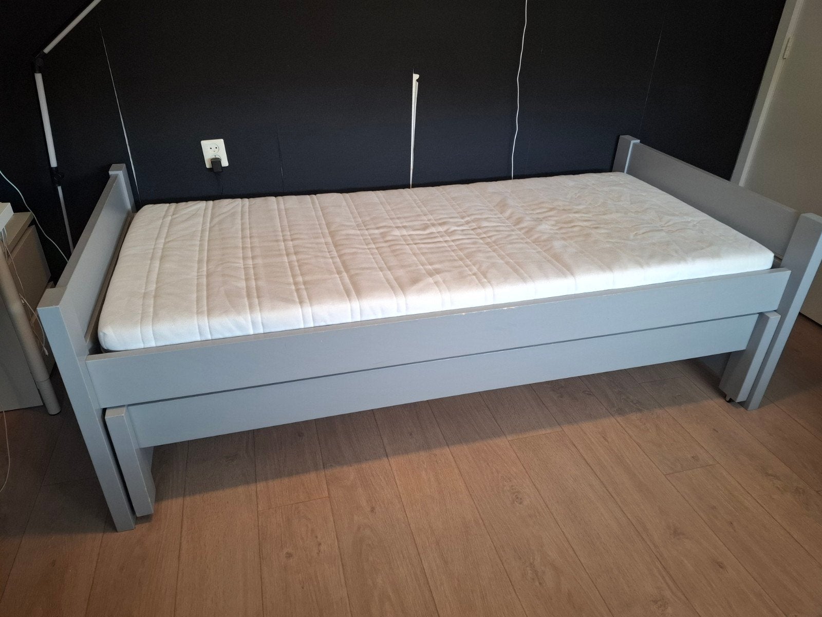 Grijs eenpersoonsbed met uitschuifbaar logeerbed, Ophalen, Gebruikt, 90 cm, Eenpersoons