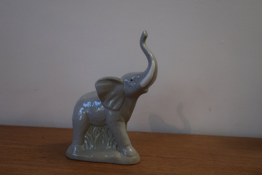 m. requena - Beeldje - Porselein olifant, Ophalen of Verzenden, Zo goed als nieuw, Mens