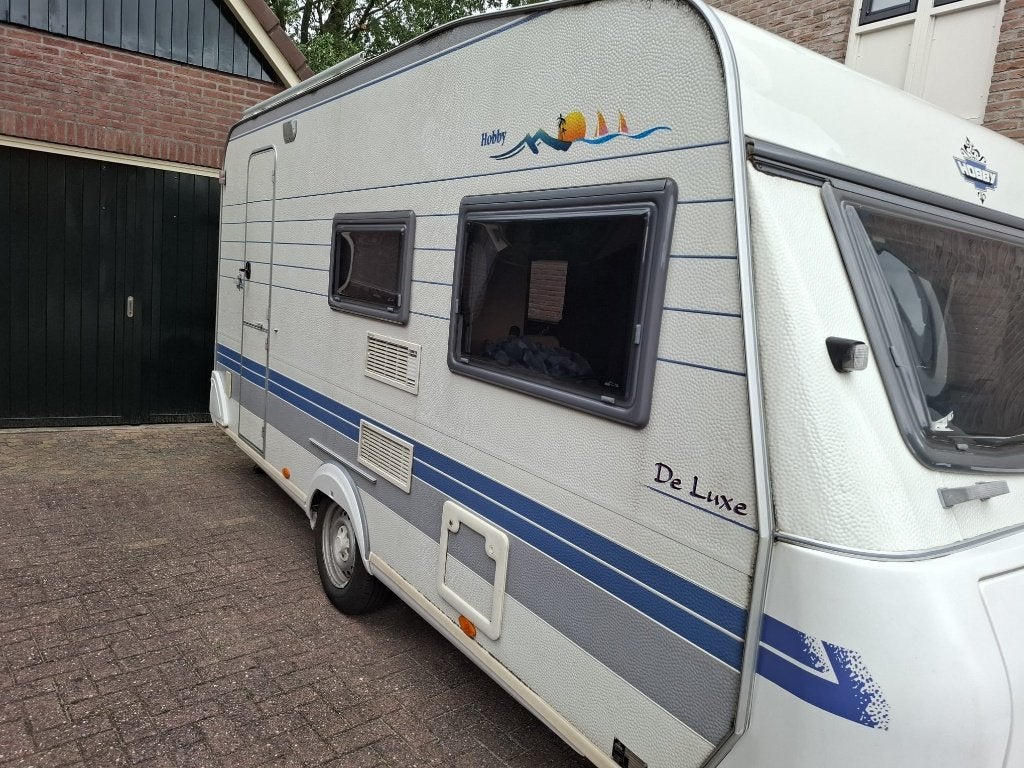Hobby De Luxe Caravan 440 ,Voortent + luifel  + mover, Caravans en Kamperen, Caravans, Vast bed, Hobby, Treinzit, Particulier