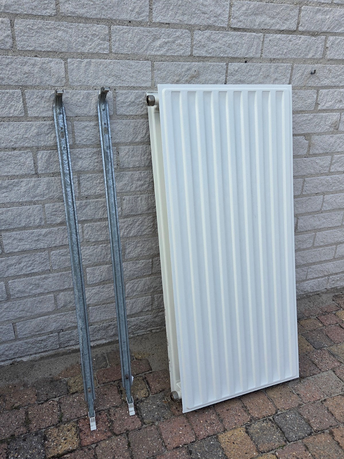 Witte radiator met beugels, Doe-het-zelf en Verbouw, Verwarming en Radiatoren, Ophalen, Radiator, 60 tot 150 cm, 80 cm of meer