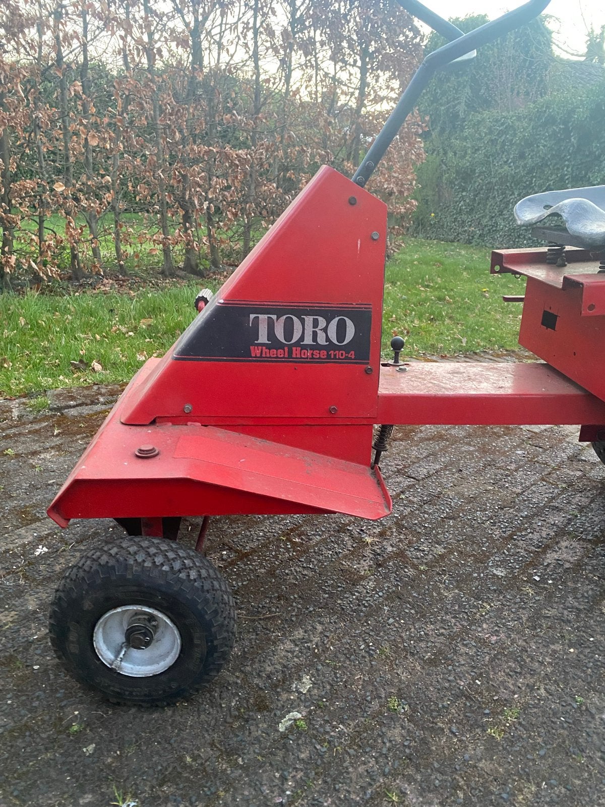 Foto 2 van Toro Wheel Horse 110-4 Zitmaaier - Loopt niet
