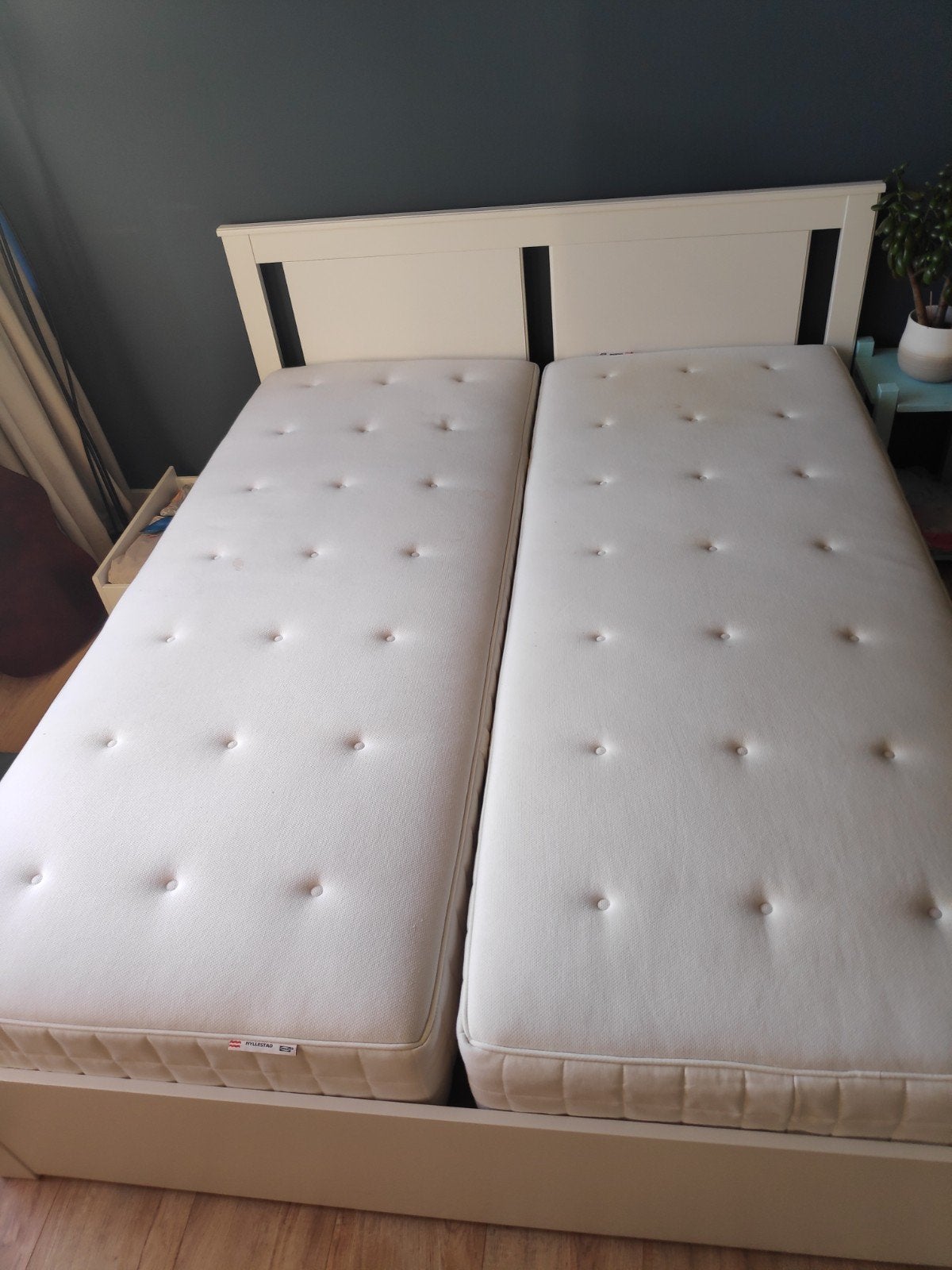 bed met matrassen en opberglades op wielen, Ophalen, Gebruikt, Wit, Tweepersoons
