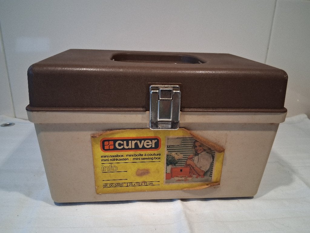 Vintage Curver jaren 70 mininaaibox bruin beige, Hobby en Vrije tijd, Ophalen of Verzenden, Gebruikt, Overige typen