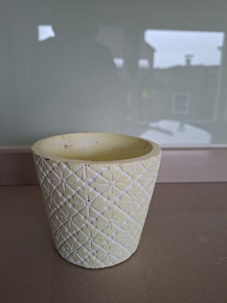 Licht citroengele  bloempot , decoratief reliëfpatroon, Rond, Ophalen of Verzenden, Aardewerk, Minder dan 40 cm