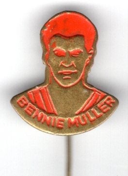 Bennie Muller rood op koper voetbal speldjes( S_137a), Verzamelen, Verzenden, Nieuw, Sport, Speldje of Pin